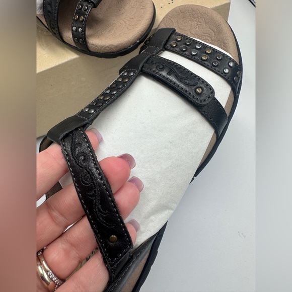 NEW NIB Taos Award Sandals Leather Black Cool Recovery Foam Studded Design - Picture 3 of 7